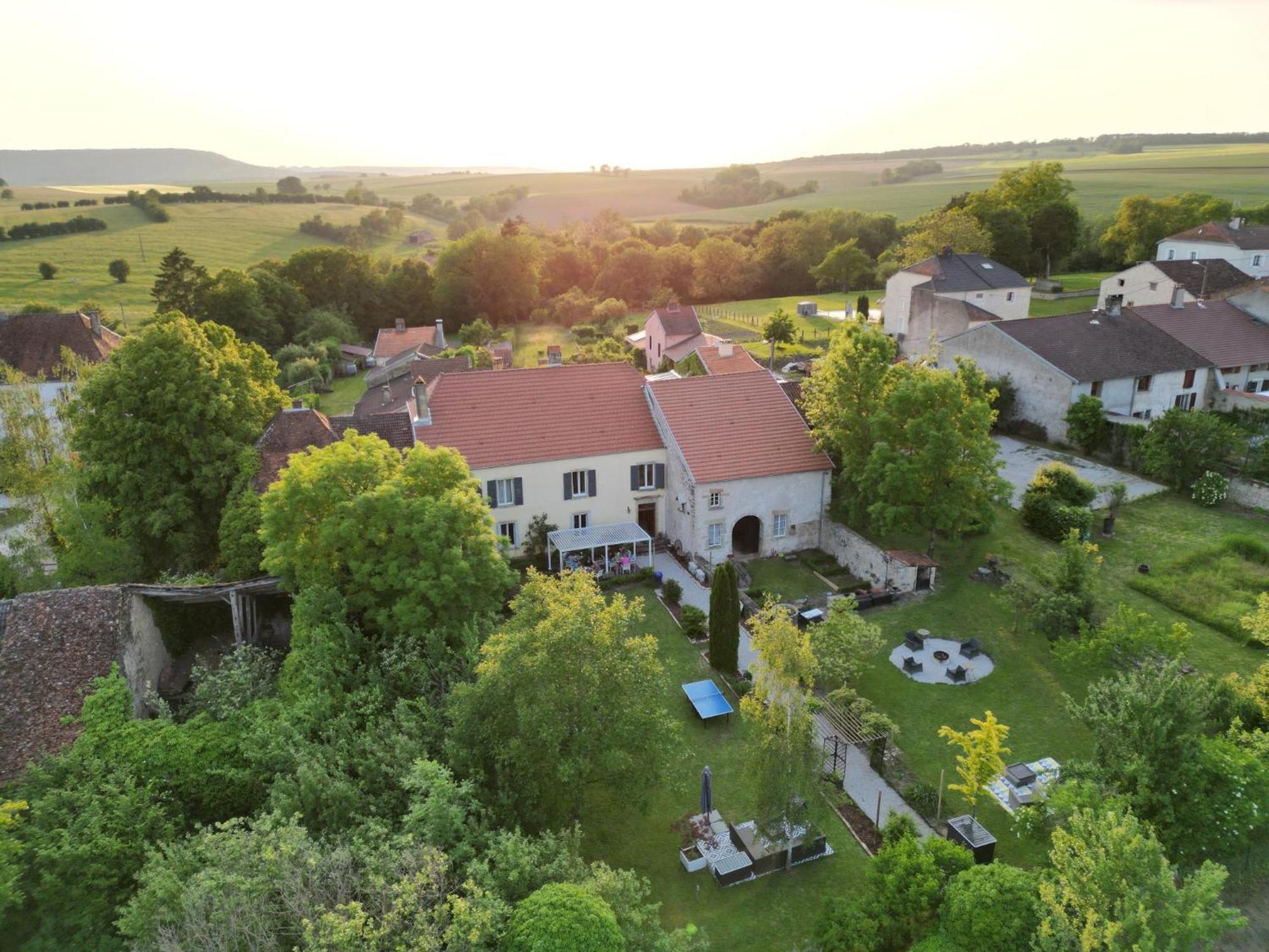 Maison Egalite Melay  ภายนอก รูปภาพ